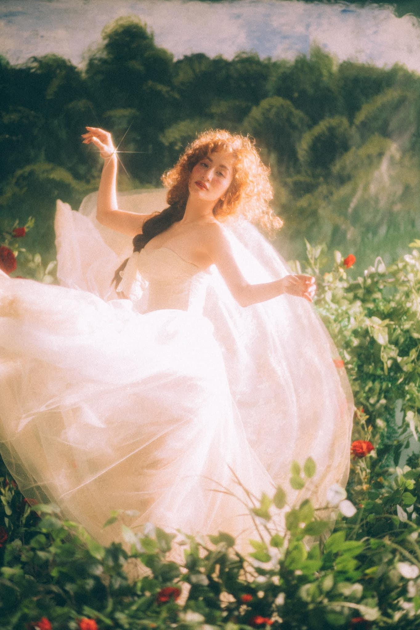 Về chuyện tình cảm, Khánh Thi từng trải qua nhiều mối tình lâu năm với vũ công Chí Anh, đạo diễn Nguyễn Quang Dũng… nhưng không &quot;đến nơi đến chốn&quot;. Bến đỗ hạnh phúc của Khánh Thi là cậu học trò kém cô 12 tuổi - Phan Hiển.