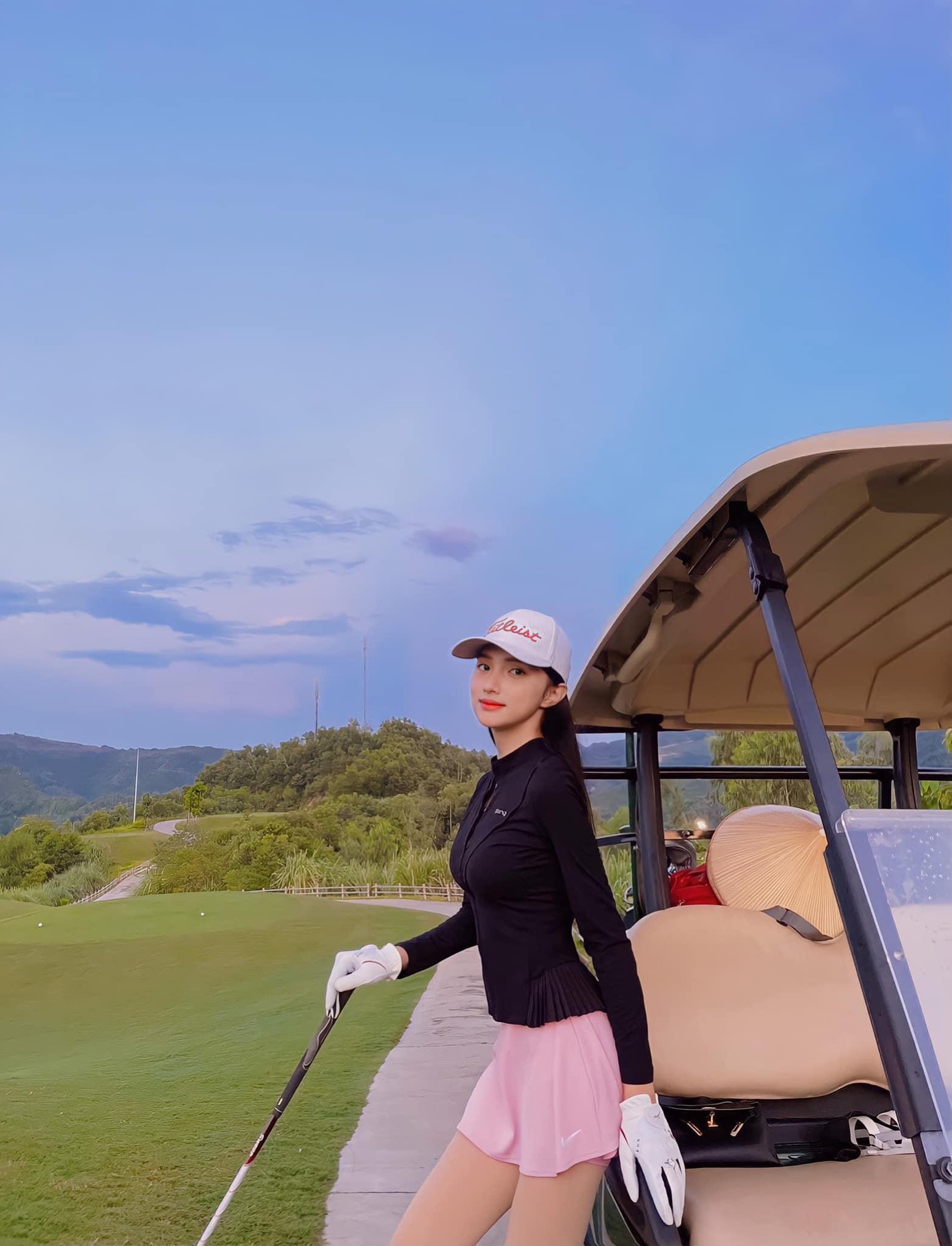 Sau khi quen Matt Liu, Hương Giang cũng thường xuyên chia sẻ hình ảnh trên sân Golf. Trong những hình ảnh đi chơi Golf do Hương Giang chia sẻ, người đẹp có gu thời trang biến hoá theo những phong cách khác nhau với: chân váy ngắn, quần dài, áo sơ mi có cổ, áo khoác... kín đáo nhưng vẫn khoe khéo được body chuẩn.