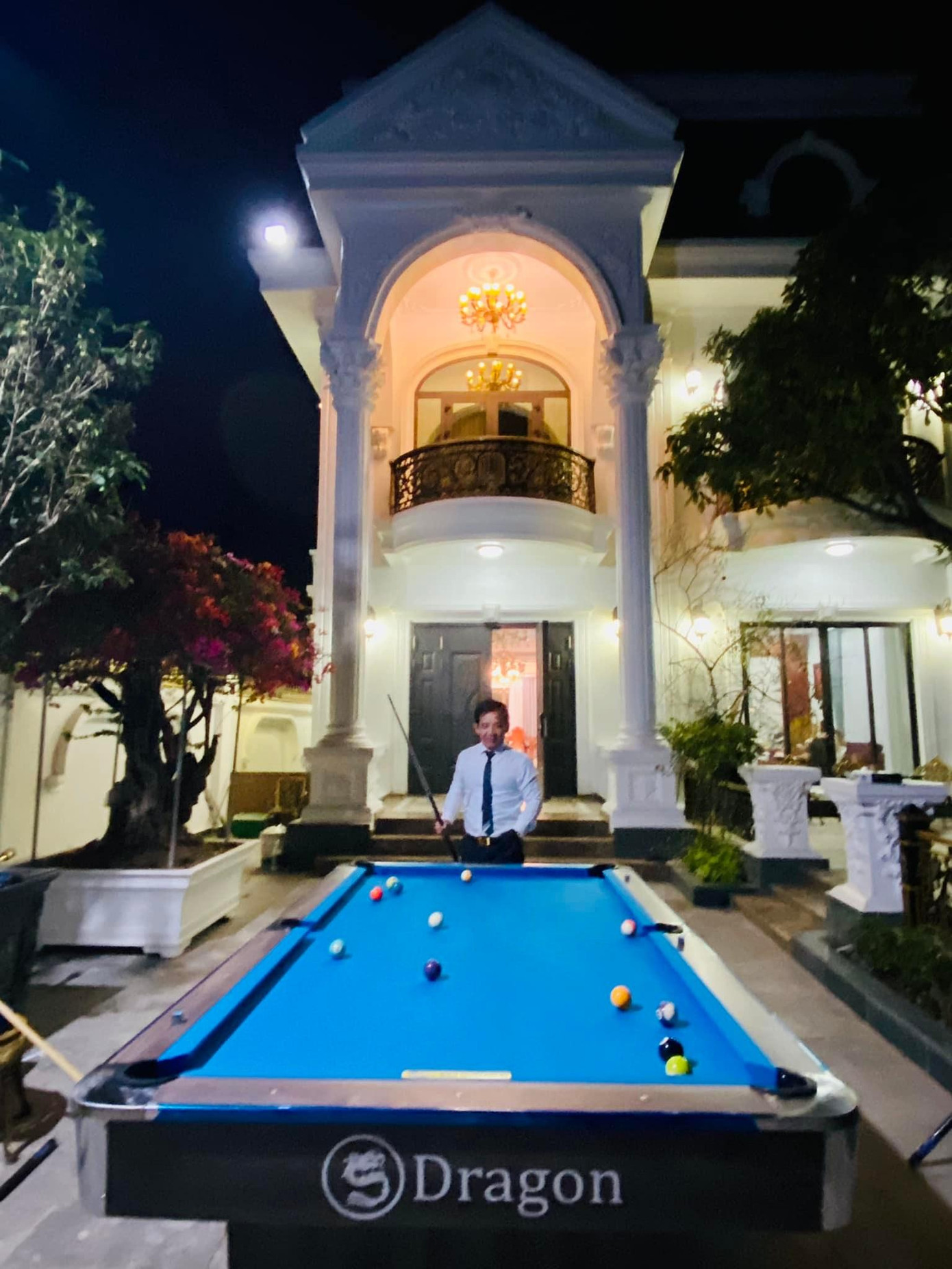 Nghệ sĩ Quang Tèo chia sẻ ảnh biệt thự trên trang cá nhân cùng dòng trạng thái: "3 ngày Tết vì dịch, thôi ở nhà chơi bi-a!". Nghệ sĩ Quang Tèo chia sẻ ảnh biệt thự trên trang cá nhân cùng dòng trạng thái: "3 ngày Tết vì dịch, thôi ở nhà chơi bi-a!".