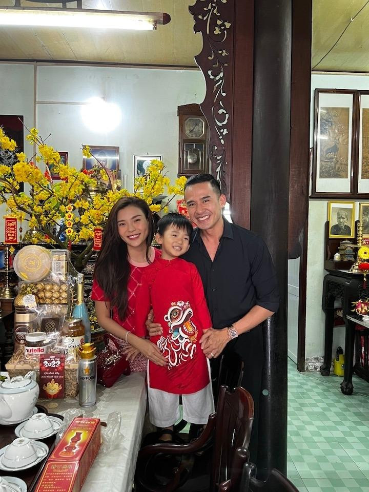 Diễn viên Thúy Diễm cùng ông xã Lương Thế Thành tươi tắn và vui vẻ đi chúc Tết mọi người.