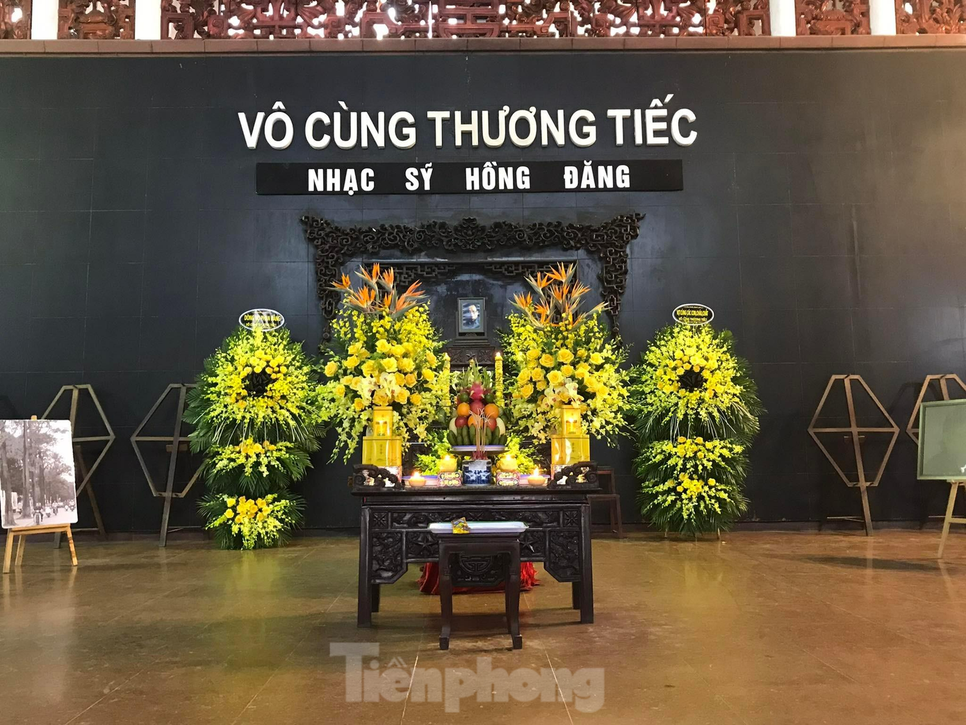 Trưa ngày 26/3, tang lễ của nhạc sĩ Hồng Đăng đã diễn ra tại Nhà tang lễ quốc gia, số 5 Trần Thánh Tông, Hà Nội.