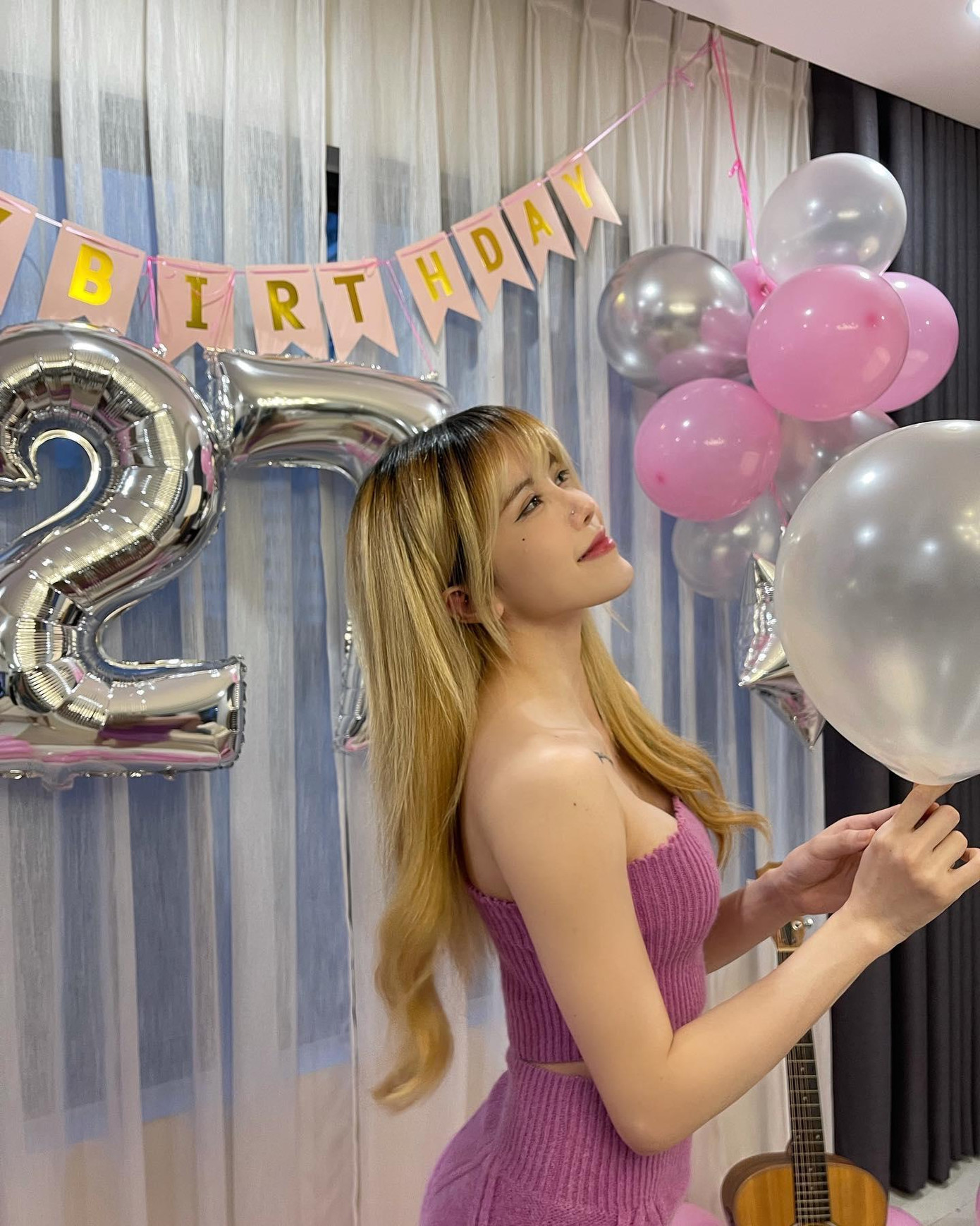 Kèm theo đó là lời cảm ơn gửi đến bố mẹ và bạn bè: "Tuổi 27. Cảm ơn và biết ơn ba mẹ đã đưa mình đến với thế giới này và luôn ở đây, bên cạnh mình. Cảm ơn và biết ơn những người bạn luôn bên cạnh yêu thương mình. Cảm ơn và biết ơn những bài học mình đã nhận được để mình trưởng thành hơn mỗi ngày. Mình còn nhiều thiếu sót, mình sẽ cố gắng hơn mỗi ngày. Cảm ơn những yêu thương của mọi người dành cho mình!". Kèm theo đó là lời cảm ơn gửi đến bố mẹ và bạn bè: "Tuổi 27. Cảm ơn và biết ơn ba mẹ đã đưa mình đến với thế giới này và luôn ở đây, bên cạnh mình. Cảm ơn và biết ơn những người bạn luôn bên cạnh yêu thương mình. Cảm ơn và biết ơn những bài học mình đã nhận được để mình trưởng thành hơn mỗi ngày. Mình còn nhiều thiếu sót, mình sẽ cố gắng hơn mỗi ngày. Cảm ơn những yêu thương của mọi người dành cho mình!".