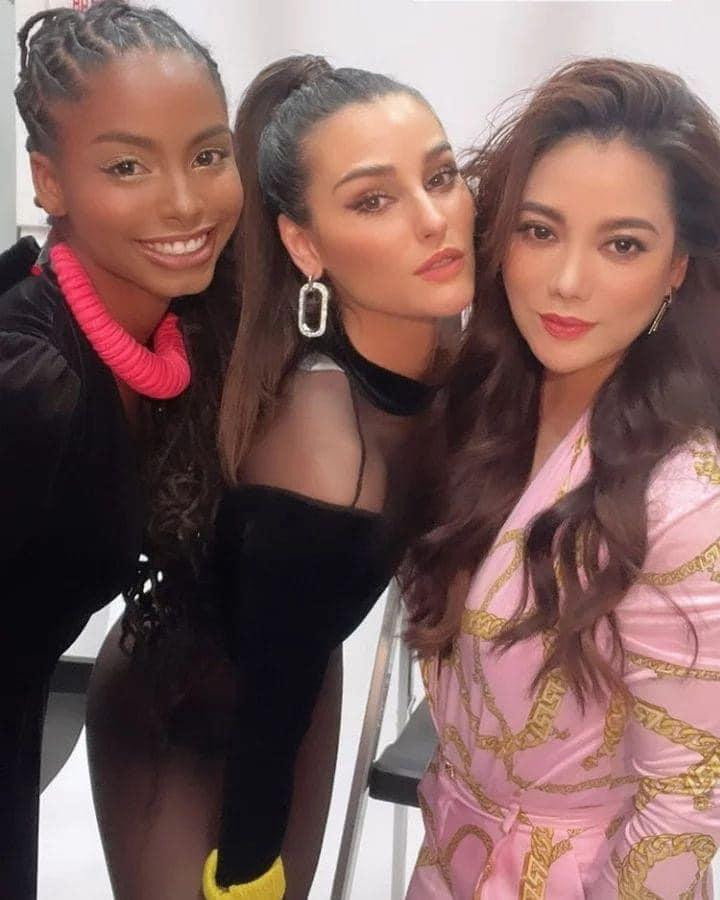 Ở một khung ảnh khác, người đẹp "Hương Ga" diện váy hồng cùng kiểu tóc thả xoăn nhẹ khiến cô trẻ hơn và cũng dịu dàng, đằm thắm hơn. Ở một khung ảnh khác, người đẹp "Hương Ga" diện váy hồng cùng kiểu tóc thả xoăn nhẹ khiến cô trẻ hơn và cũng dịu dàng, đằm thắm hơn.