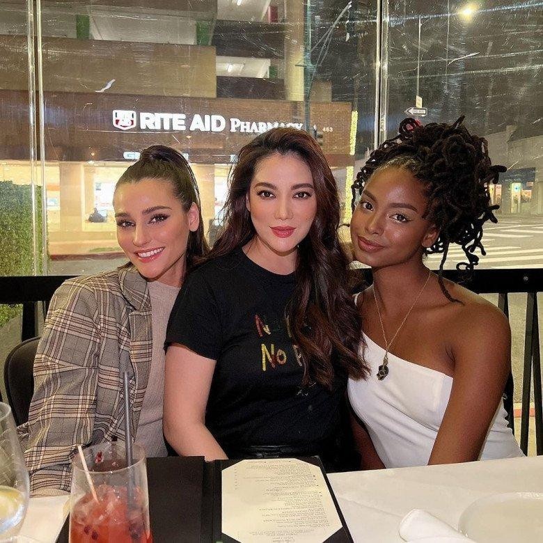 Dù nhiều hơn cả chục tuổi nhưng Trương Ngọc Ánh không hề bị kém cạnh khi đọ sắc cùng 2 nàng hậu nhờ sở hữu gương mặt thanh tú và trẻ trung. Dù nhiều hơn cả chục tuổi nhưng Trương Ngọc Ánh không hề bị kém cạnh khi đọ sắc cùng 2 nàng hậu nhờ sở hữu gương mặt thanh tú và trẻ trung.