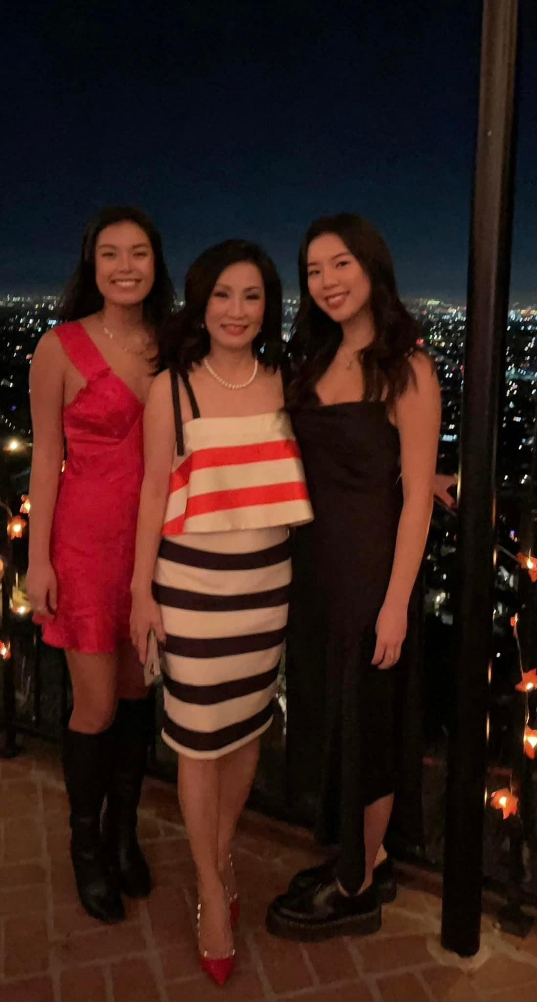 Mới đây, diễn viên Hồng Đào vừa chia sẻ trên trang cá nhân hình ảnh bên cạnh 2 con gái lớn là Vicky Phương Vân và Sophia Minh Châu. Nhiều cư dân mạng tỏ ra bất ngờ trước nhan sắc và chiều cao đáng ngưỡng mộ của hai ái nữ nhà Hồng Đào.