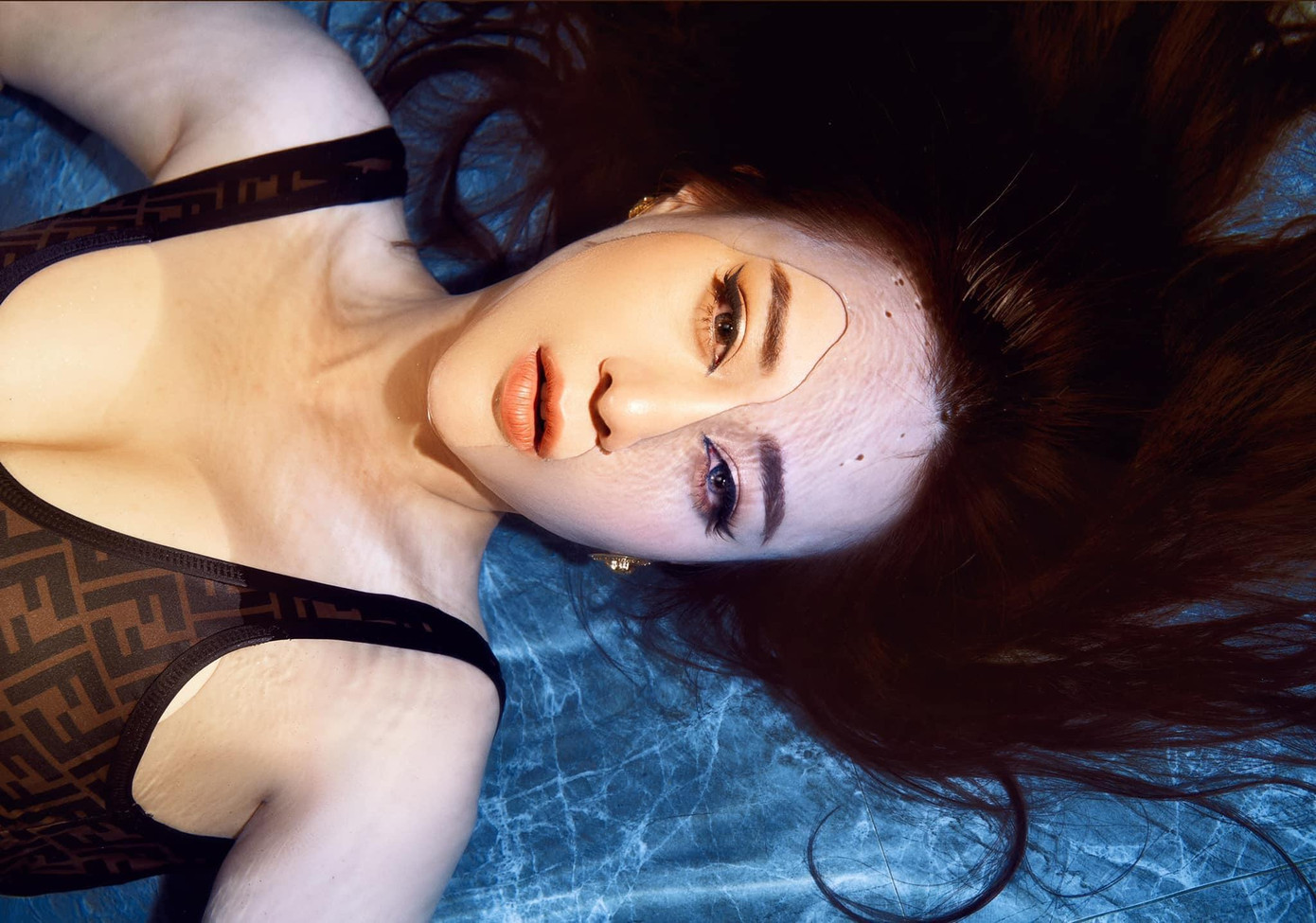 Với lợi thế từng làm người mẫu tự do, Phương Oanh luôn biết cách thu hút mọi ánh nhìn trong từng khung hình.