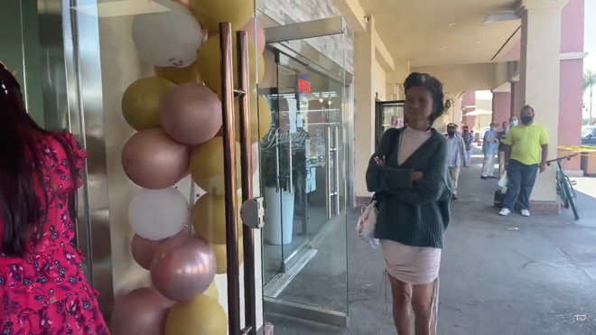 Trong một đoạn clip quay lại cảnh hậu trường chương trình ca nhạc tại hải ngoại có sự góp mặt của nhiều nghệ sĩ nổi tiếng, Kim Ngân diện một chiếc đầm ngắn màu trắng và khoác thêm bên ngoài một chiếc áo khoác mỏng màu xanh đậm. Không những vậy, cô còn đi một đôi bốt đen khá sành điệu. Trong một đoạn clip quay lại cảnh hậu trường chương trình ca nhạc tại hải ngoại có sự góp mặt của nhiều nghệ sĩ nổi tiếng, Kim Ngân diện một chiếc đầm ngắn màu trắng và khoác thêm bên ngoài một chiếc áo khoác mỏng màu xanh đậm. Không những vậy, cô còn đi một đôi bốt đen khá sành điệu.