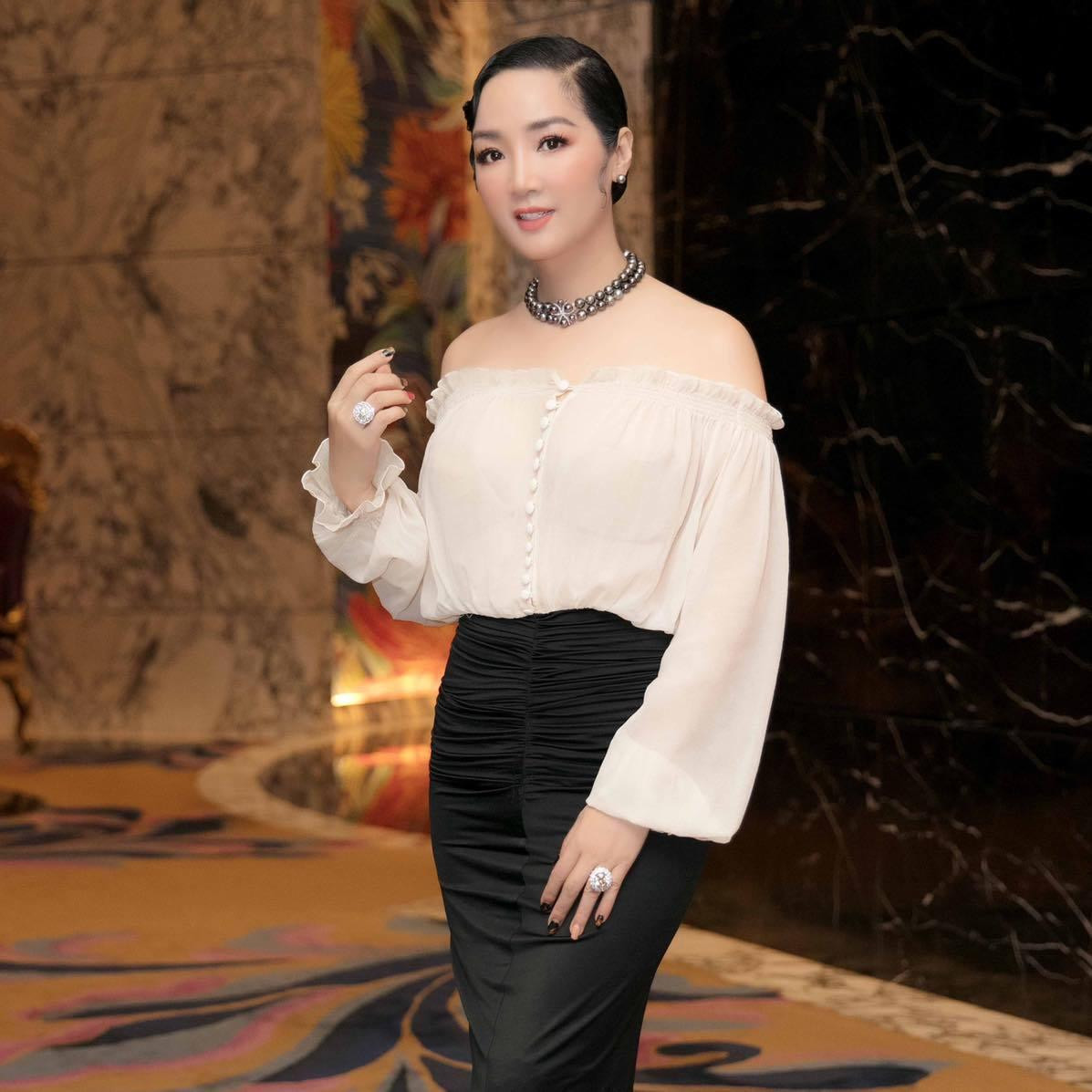 Chia sẻ về bí quyết giữ gìn ngoại hình, Giáng My tiết lộ cô luôn giữ cho mình lối sống vui vẻ, lạc quan, kết hợp thêm chăm sóc da kỹ lưỡng. Ngoài ra, cô cũng lựa chọn tập yoga để tăng cường sức khỏe, đẹp da và duy trì vóc dáng.