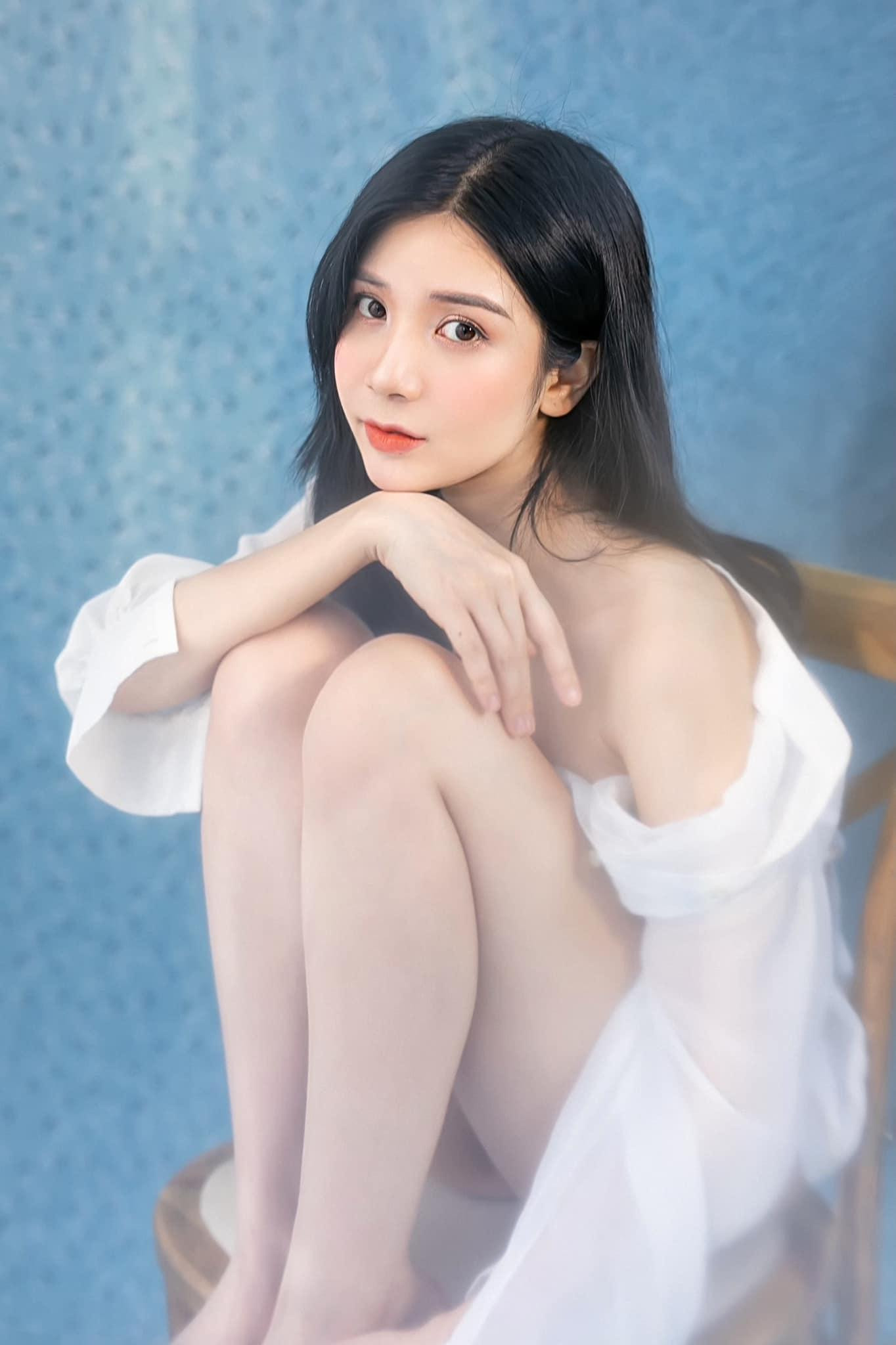 Bên cạnh đó, nữ diễn viên sinh năm 1994 cũng từng có thời gian hẹn hò cùng nam ca sĩ Quang Lê. Cặp đôi xác nhận yêu nhau vào năm 2015 và chia tay vào năm 2017.