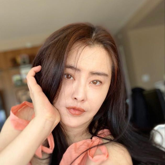 Vương Tổ Hiền thường chia sẻ: &quot;Dù không còn hoạt động trong làng giải trí, tôi rất biết ơn giới truyền thông và bạn bè đã không quên tôi. Cảm ơn vì các bạn vẫn nhớ đến tôi&quot;.