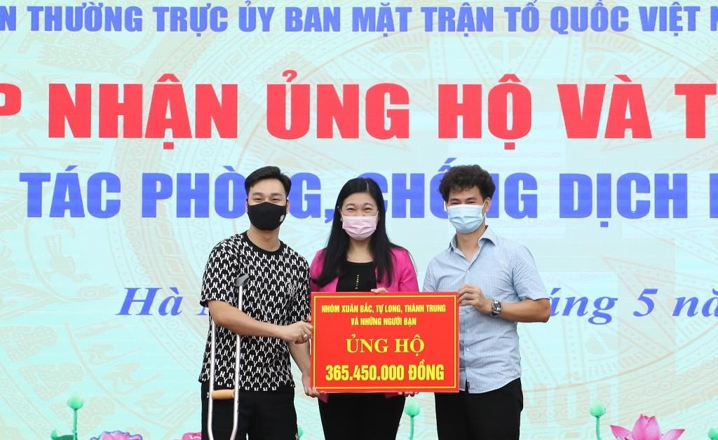 Chủ tịch Ủy ban MTTQ Việt Nam TP Hà Nội Nguyễn Lan Hương tiếp nhận ủng hộ của các nghệ sĩ.