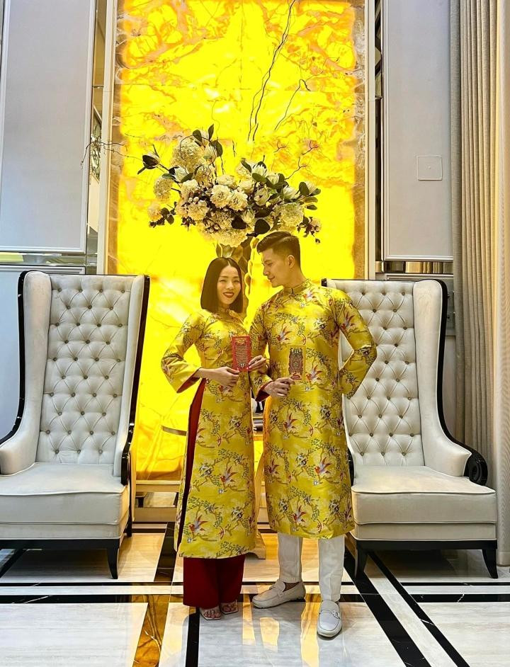 Lệ Quyên và Lâm Bảo Châu diện áo dài cách tân với hoạ tiết mang đậm màu sắc Tết. Đây là năm thứ hai cô cùng bạn trai kém tuổi đón Tết sau khi chính thức hẹn hò.
