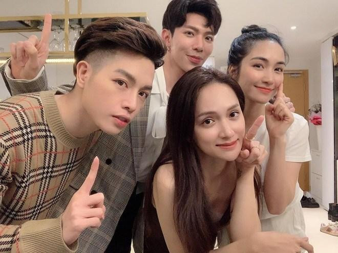 Hoà Minzy và Hương Giang thân thiết với nhau từ nhiêu năm nay, cả hai hiện đang chơi chung trong hội bạn thân có sự tham gia của Erik, Đức Phúc. Hoà Minzy và Hương Giang thân thiết với nhau từ nhiêu năm nay, cả hai hiện đang chơi chung trong hội bạn thân có sự tham gia của Erik, Đức Phúc.