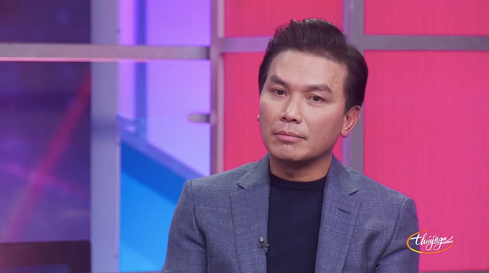 Mạnh Quỳnh nghẹn ngào nhớ lại những kỷ niệm cùng người bạn thân thiết "Phi Nhung". Mạnh Quỳnh nghẹn ngào nhớ lại những kỷ niệm cùng người bạn thân thiết "Phi Nhung".