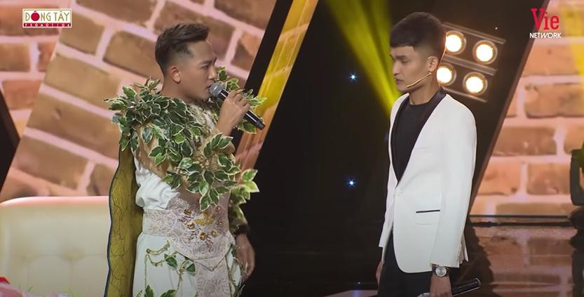 Châu Khải Phong "tố" đã mời rất nhiều lần nhưng Mạc Văn Khoa vẫn chưa đến xem anh hát. Châu Khải Phong "tố" đã mời rất nhiều lần nhưng Mạc Văn Khoa vẫn chưa đến xem anh hát.