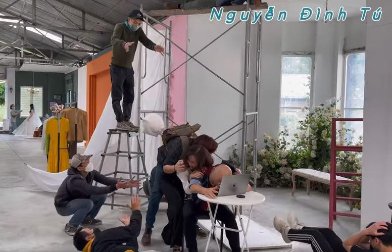 Cảnh phim tưởng chừng đơn giản nhưng cũng được đầu tư khá cầu kỳ. Cảnh phim tưởng chừng đơn giản nhưng cũng được đầu tư khá cầu kỳ.