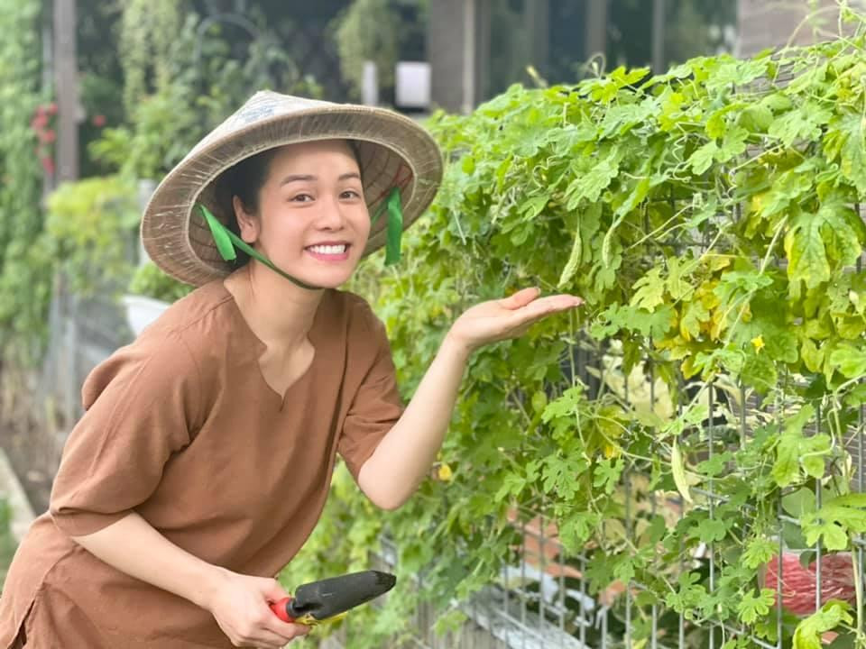 Trong mùa dịch, ngoài đi làm từ thiện, Nhật Kim Anh còn dành thời gian chăm sóc cho vườn rau của mình. Trong mùa dịch, ngoài đi làm từ thiện, Nhật Kim Anh còn dành thời gian chăm sóc cho vườn rau của mình.