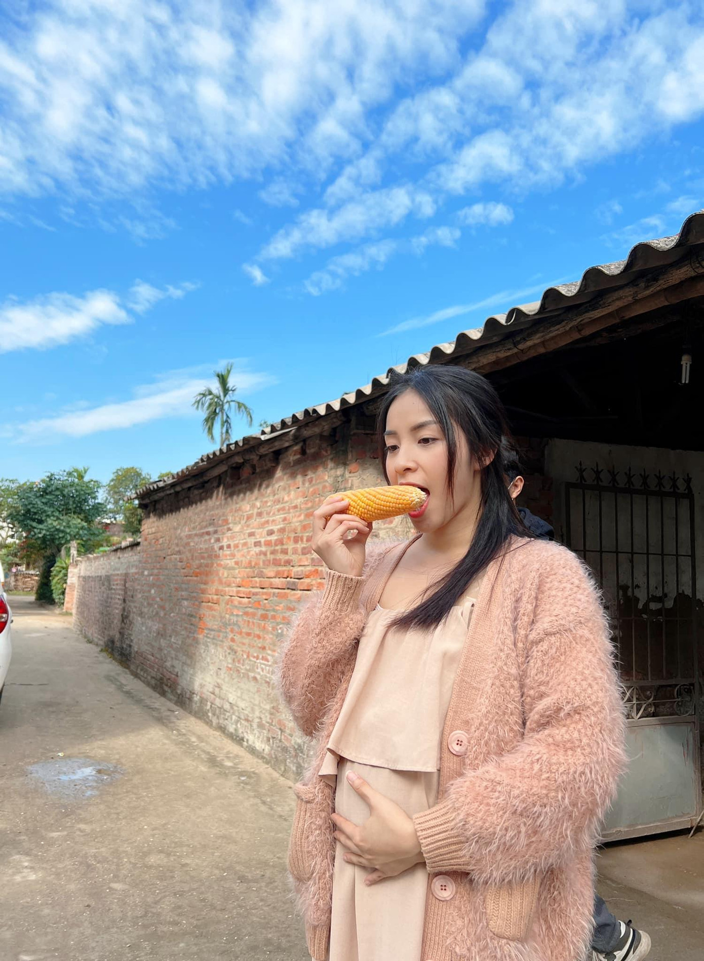 Trần Vân (vai Hoài) đăng ảnh bụng bầu khá to và gửi lời tạm biệt sớm đến khán giả.