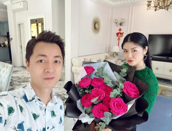 Đăng Khôi vẫn giữ vững phong độ trong top đầu sao nam Vbiz chiều vợ khi đã mua hoa tặng vợ và mẹ từ sáng sớm: "Sáng 8/3, mình đã dậy sớm và đi mang hoa đẹp về cho vợ và mẹ. 2 người phụ nữ quan trọng Khôi yêu nhất, nâng niu nhất của cuộc đời mình. Chúc mẹ yêu và vợ yêu luôn xinh đẹp, nhiều sức khoẻ, hạnh phúc. Khôi cũng chúc tất cả các chị em phụ nữ và các bạn gái sẽ được chiều chuộng và hạnh phúc trong ngày hôm nay nhé".