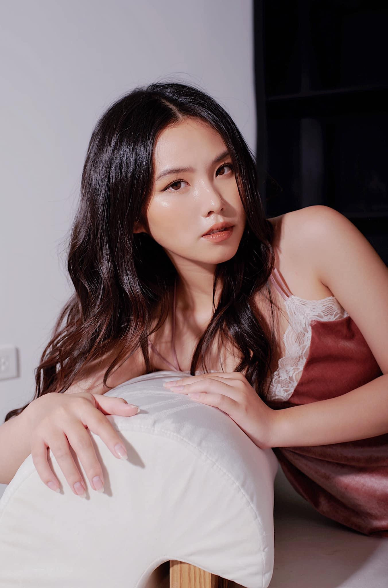 Trương Huyền Linh 22 tuổi, hiện là sinh viên Học viện Ngân hàng. Cô có năng khiếu vẽ, biết hai ngoại ngữ: tiếng Anh và tiếng Hàn.