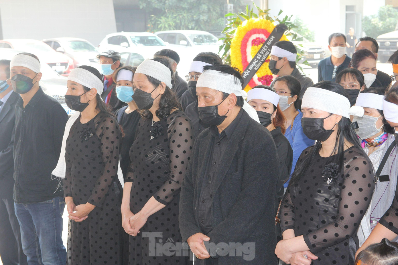 Con cháu có mặt đông đủ tiễn biệt cố nhạc sĩ lần cuối.