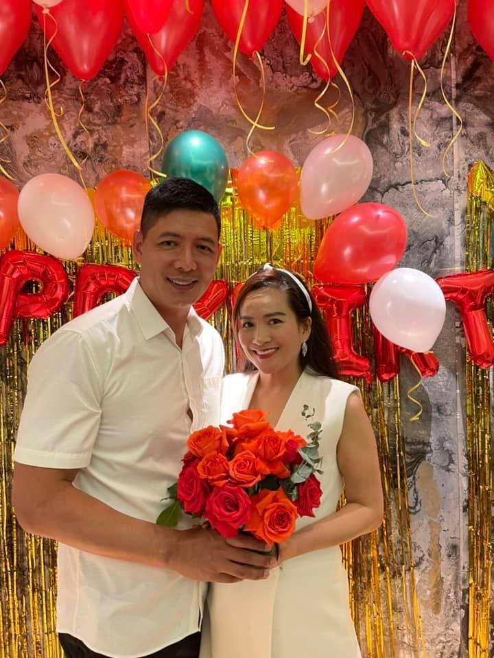 Thời điểm tuyên bố kết hôn, cặp đôi nhận nhiều phản ứng trái chiều vì bà xã lớn hơn nam diễn viên 5 tuổi, nhiều ý kiến cho rằng Anh Thơ không xứng đôi về ngoại hình với Bình Minh.