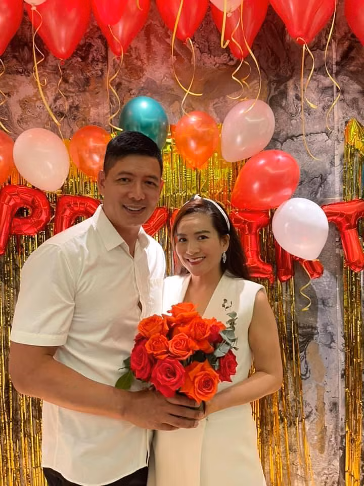 Thời điểm tuyên bố kết hôn, cặp đôi nhận nhiều phản ứng trái chiều vì bà xã lớn hơn nam diễn viên 5 tuổi, nhiều ý kiến cho rằng Anh Thơ không xứng đôi về ngoại hình với Bình Minh.