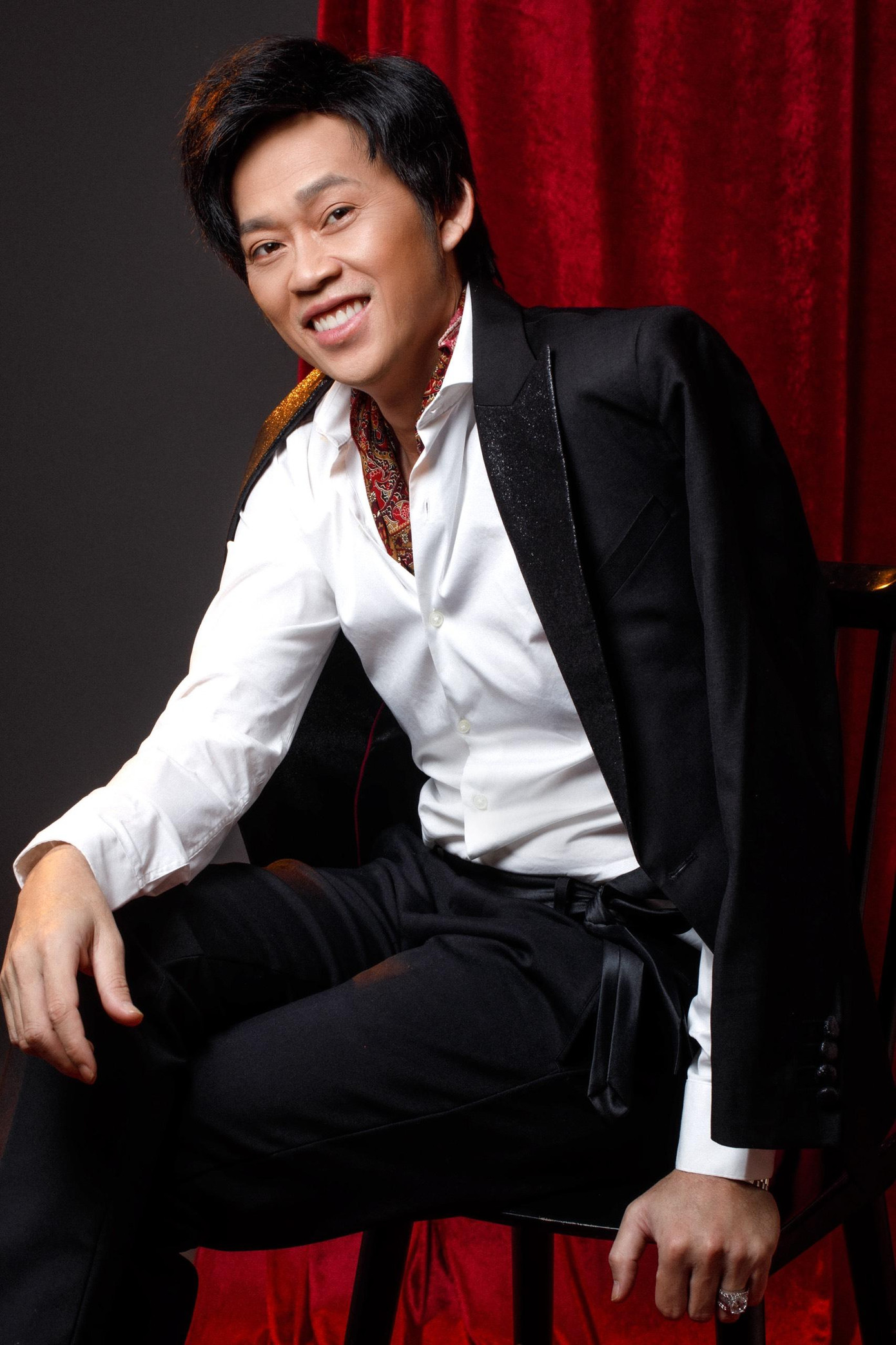 Dù không xuất hiện thường xuyên và không có hoạt động nghệ thuật nổi bật trong năm 2021 nhưng Hoài Linh vẫn nhận được sự quan tâm của đông đảo dư luận do vướng vào lùm xùm từ thiện. Dù không xuất hiện thường xuyên và không có hoạt động nghệ thuật nổi bật trong năm 2021 nhưng Hoài Linh vẫn nhận được sự quan tâm của đông đảo dư luận do vướng vào lùm xùm từ thiện.