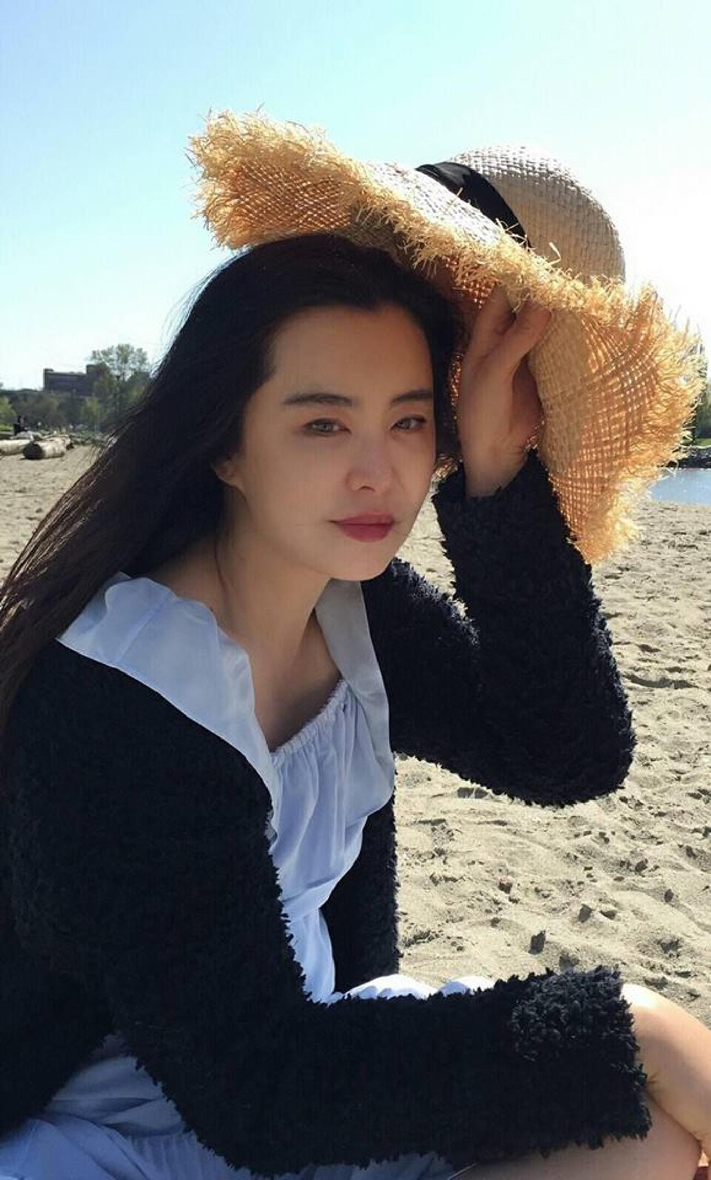 Vương Tổ Hiền sinh năm 1967, dù đã 54 tuổi nhưng có thể thấy nhan sắc của cô không bị sự tàn phá của tháng năm.