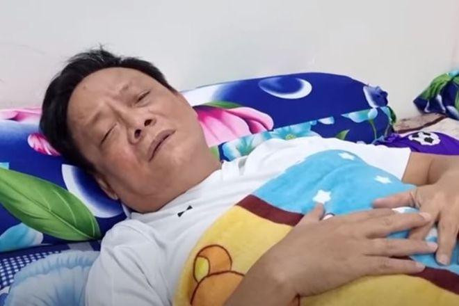 Hình ảnh nghệ sĩ Tấn Hoàng mệt mỏi nằm trong căn phòng trọ khiến nhiều khán giả xót xa.