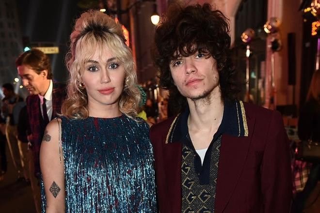 Miley Cyrus và Maxx Morando sánh đôi tại sự kiện của hãng thời trang Gucci. Miley Cyrus và Maxx Morando sánh đôi tại sự kiện của hãng thời trang Gucci.