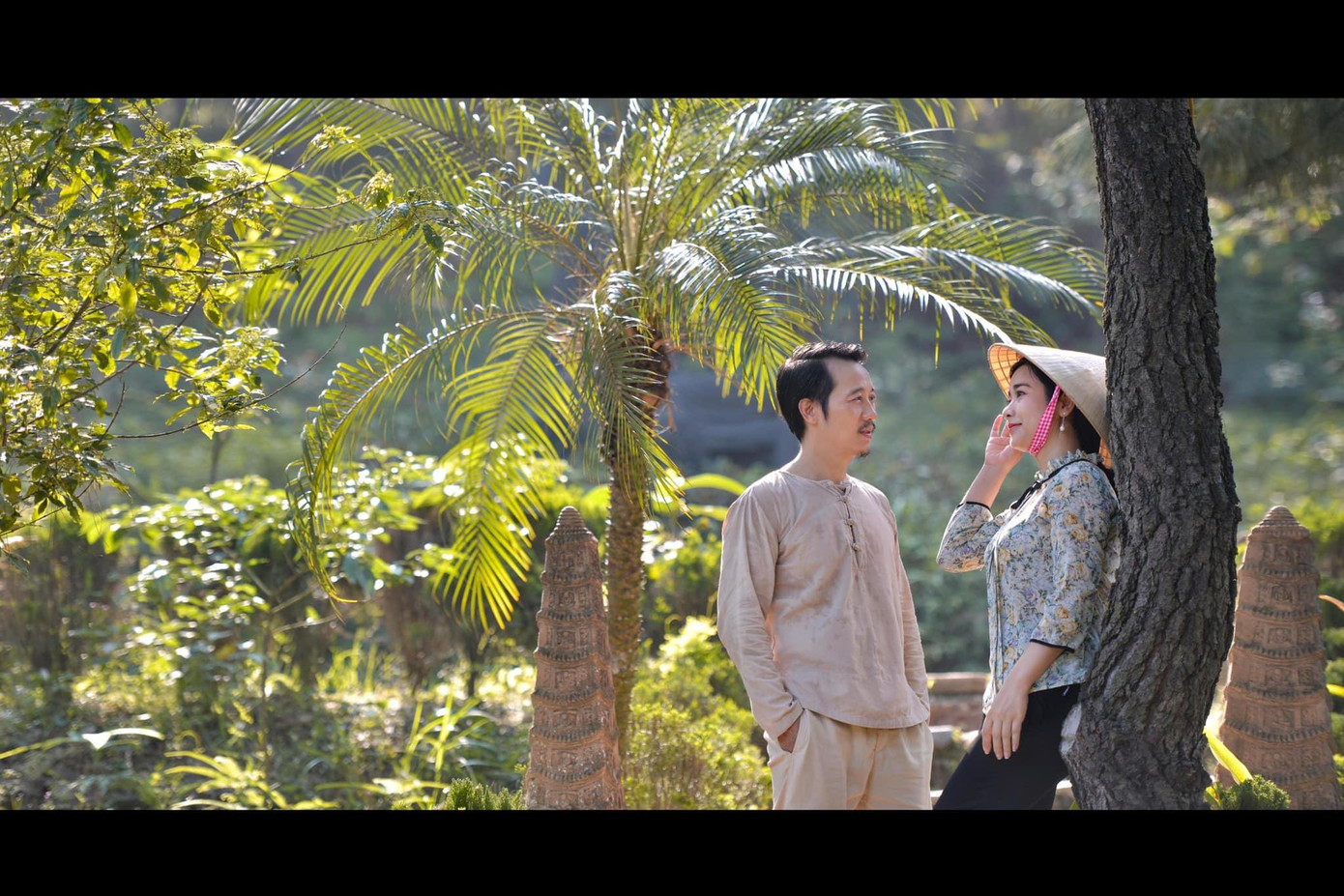 Bên cạnh đó, chia sẻ về bạn gái của mình trong phim, diễn viên Thanh Bình đảm nhận vai ông Lâm chia sẻ: “Về người yêu trong phim của tôi - nghệ sỹ Đàm Hằng thì chúng tôi cùng công tác ở Nhà hát Tuổi trẻ đã nhiều năm và đã làm nhiều chương trình cùng nhau. Nói thật là tôi cũng run đấy vì bạn ấy xinh thế mà! Nên ở hậu trường, tôi toàn tranh thủ thời gian tạm nghỉ trước khi chuyển cảnh là mon men, lân la gần cô ấy nói chuyện, tìm hiểu, dò hỏi lung tung đủ thứ chuyện để tìm cảm giác tán tỉnh… và thế là bê nguyên cảm xúc ấy cho lên phim”. Bên cạnh đó, chia sẻ về bạn gái của mình trong phim, diễn viên Thanh Bình đảm nhận vai ông Lâm chia sẻ: “Về người yêu trong phim của tôi - nghệ sỹ Đàm Hằng thì chúng tôi cùng công tác ở Nhà hát Tuổi trẻ đã nhiều năm và đã làm nhiều chương trình cùng nhau. Nói thật là tôi cũng run đấy vì bạn ấy xinh thế mà! Nên ở hậu trường, tôi toàn tranh thủ thời gian tạm nghỉ trước khi chuyển cảnh là mon men, lân la gần cô ấy nói chuyện, tìm hiểu, dò hỏi lung tung đủ thứ chuyện để tìm cảm giác tán tỉnh… và thế là bê nguyên cảm xúc ấy cho lên phim”.