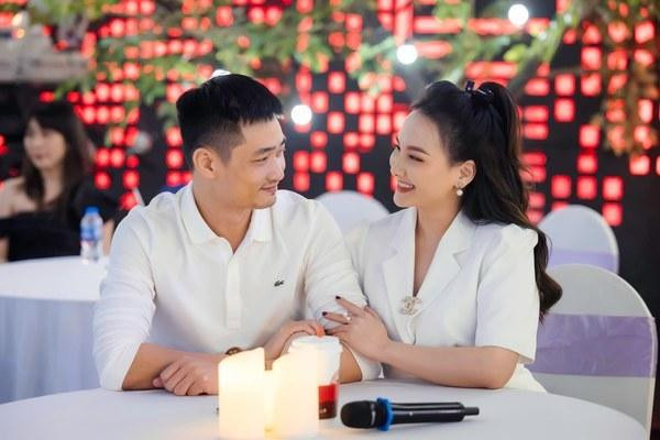 Theo nữ diễn viên, cả hai phải thường xuyên trò chuyện và tâm sự thì mới biết là có hợp nhau hay không. Theo nữ diễn viên, cả hai phải thường xuyên trò chuyện và tâm sự thì mới biết là có hợp nhau hay không.