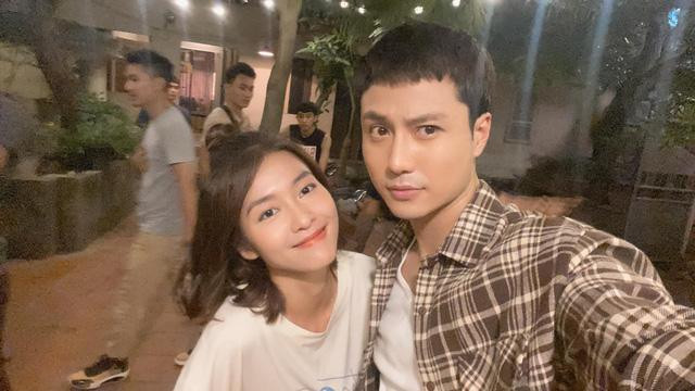 Ở hậu trường, cặp đôi Thanh Sơn - Khả Ngân cũng có những phút giây thân thiết nhận được sự yêu mến của khán giả.