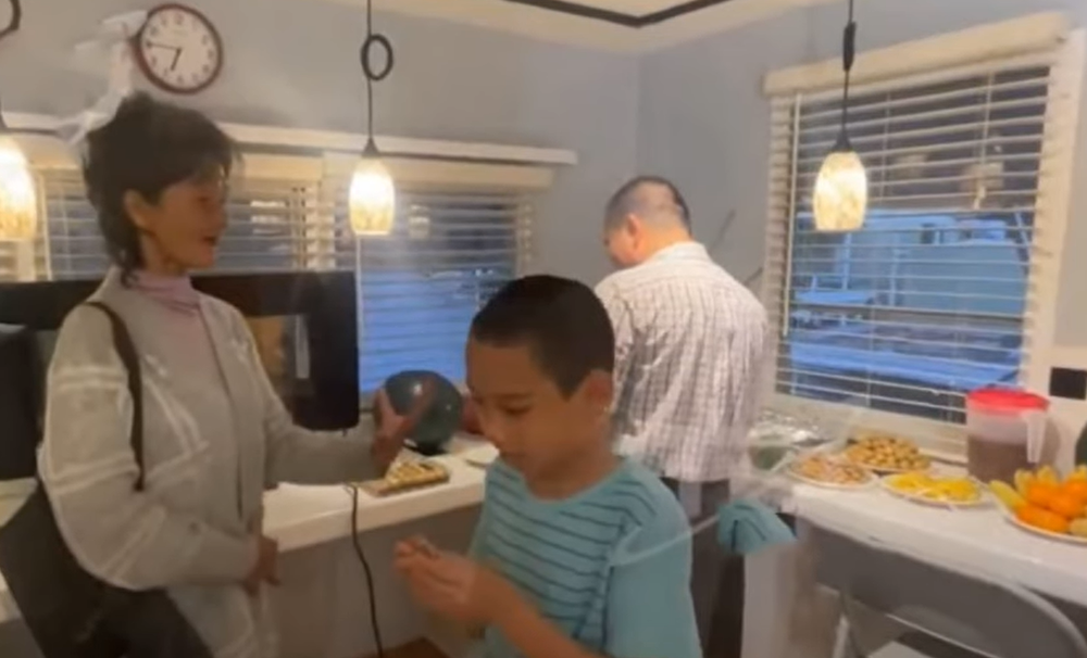 Kim Ngân vui vẻ tham quan căn nhà mới.