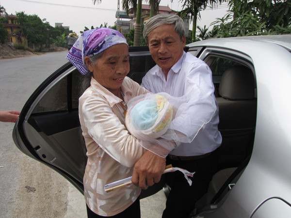 Đúng 12 giờ, cháu Phạm Xuân Trường về đến nhà. Ảnh: Lãng Phong