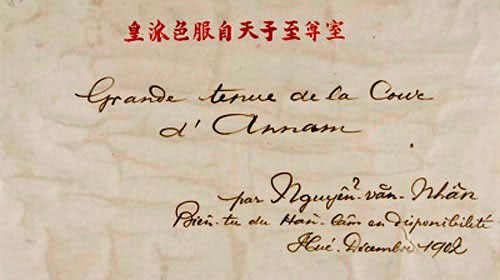 Ảnh chụp chiếc nhãn dán ngoài chiếc túi vải có dòng chữ Hán (phiên âm): Hoàng phái sắc phục tự thiên tử chí tôn thất cùng dòng chữ Pháp: Grande Tenue de la Cour d'Annam / par Nguyễn Văn Nhân / Biên-tu du Hàn-lâm en disponibilité / Hué. Decembre 1902. Nội dung ghi trên nhãn này khẳng định các bức vẽ này do nguyên Biên tu Hàn lâm viện của triều Nguyễn là Nguyễn Văn Nhân vẽ tại Huế vào năm 1902 về lễ phục tế Nam Giao của triều đình Huế . Ảnh chụp chiếc nhãn dán ngoài chiếc túi vải có dòng chữ Hán (phiên âm): Hoàng phái sắc phục tự thiên tử chí tôn thất cùng dòng chữ Pháp: Grande Tenue de la Cour d'Annam / par Nguyễn Văn Nhân / Biên-tu du Hàn-lâm en disponibilité / Hué. Decembre 1902. Nội dung ghi trên nhãn này khẳng định các bức vẽ này do nguyên Biên tu Hàn lâm viện của triều Nguyễn là Nguyễn Văn Nhân vẽ tại Huế vào năm 1902 về lễ phục tế Nam Giao của triều đình Huế