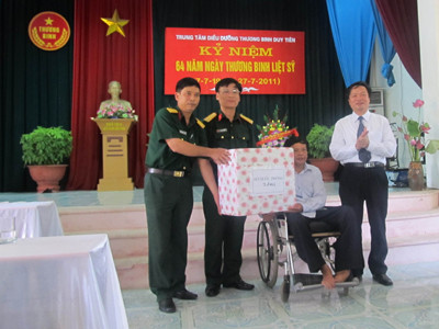 Đoàn đại diện Bộ Quốc Phòng tặng quà cho trung tâm