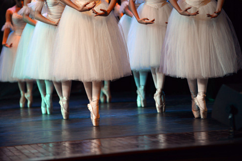 Những đôi chân thiên nga - diễn viên ballet đứng thẳng trên mũi chân trong đôi giày mũi cứng