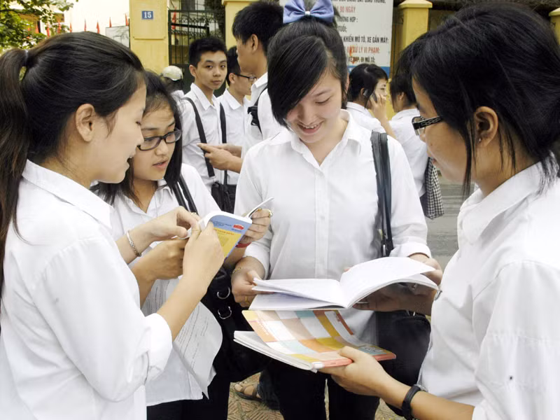 Học sinh trường THPT Trần Nhân Tông (Hà Nội) tại kỳ thi tốt nghiệp năm 2010 