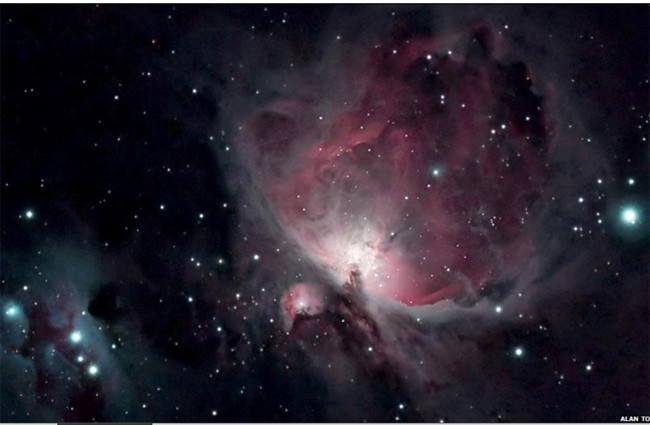 Những chòm sao, dải ngân hà và vầng trăng trong bầu trời đêm luôn có những bí ẩn khiến nhiều người đắm say. Ánh trăng trong trời đêm sẽ tròn và sáng biết bao nếu như không bị ánh sáng đèn đường nhân tạo 'lấn lướt'. Nhưng khi vầng trăng lưỡi liềm 'điểm' trên trời đêm thì ánh sáng nhân tạo trở thành lu mờ, lép vế. Thời khắc tuyệt vời cho những người 'mê' trăng sao. Với người mới bắt đầu thì vật thể dễ nhận ra nhất trên bầu trời đêm là Mặt Trăng. Nhưng năm nay Sao Mộc, Sao Thiên Vương và Sao Thổ lại gần trái đất hơn. Giải Thiên Hà Andromeda - thiên hà láng giềng lớn và gần nhất mà chúng ta có thể nhìn thấy bằng mắt thường, thì quả là một trải nghiệm quý'. Mắt thường của các nhà thiên văn có thể xác định chùm sao Orion bằng ba vì sao sáng nhất. Chùm sao này còn có Tinh vân ngựa, ở giữa, nhưng chỉ có thể nhìn được bằng kính viễn vọng. Chòm sao Orion nhìn cận. Còn được gọi là Hunter - Người đi săn: một chòm sao về mùa đông xuất hiện ở bán cầu Bắc và về mùa hè ở bán cầu Nam. Một vài người may mắn được ngắm Ánh sáng phương Bắc - một cảnh tượng tuyệt vời được Stewart Watt chụp tại Thurso, Scotland. Những chòm sao, dải ngân hà và vầng trăng trong bầu trời đêm luôn có những bí ẩn khiến nhiều người đắm say. Ánh trăng trong trời đêm sẽ tròn và sáng biết bao nếu như không bị ánh sáng đèn đường nhân tạo 'lấn lướt'. Nhưng khi vầng trăng lưỡi liềm 'điểm' trên trời đêm thì ánh sáng nhân tạo trở thành lu mờ, lép vế. Thời khắc tuyệt vời cho những người 'mê' trăng sao. Với người mới bắt đầu thì vật thể dễ nhận ra nhất trên bầu trời đêm là Mặt Trăng. Nhưng năm nay Sao Mộc, Sao Thiên Vương và Sao Thổ lại gần trái đất hơn. Giải Thiên Hà Andromeda - thiên hà láng giềng lớn và gần nhất mà chúng ta có thể nhìn thấy bằng mắt thường, thì quả là một trải nghiệm quý'. Mắt thường của các nhà thiên văn có thể xác định chùm sao Orion bằng ba vì sao sáng nhất. Chùm sao này còn có Tinh vân ngựa, ở giữa, nhưng chỉ có thể nhìn được bằng kính viễn vọng. Chòm sao Orion nhìn cận. Còn được gọi là Hunter - Người đi săn: một chòm sao về mùa đông xuất hiện ở bán cầu Bắc và về mùa hè ở bán cầu Nam. Một vài người may mắn được ngắm Ánh sáng phương Bắc - một cảnh tượng tuyệt vời được Stewart Watt chụp tại Thurso, Scotland.