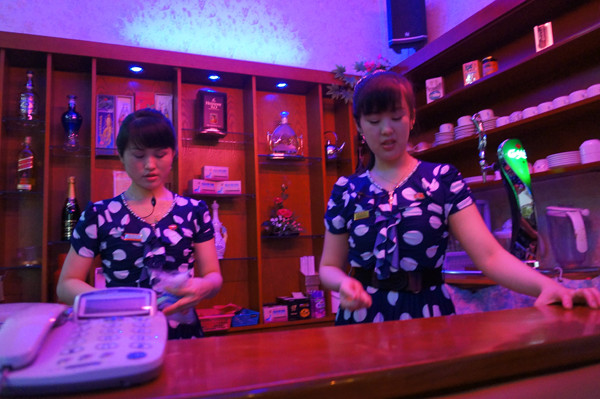 Các nhân viên pha chế và trực tại quầy bar