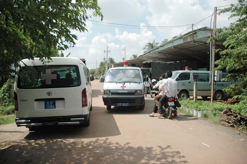 Xe cứu thương sẵn sàng đưa nạn nhân đi bệnh viện. Ảnh: Quang Phương. Xe cứu thương sẵn sàng đưa nạn nhân đi bệnh viện. Ảnh: Quang Phương