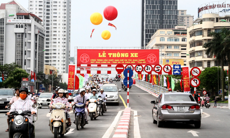 Sáng 26-4, hai cây cầu vượt thép tại nút giao thông Tây Sơn - Thái Hà và Láng Hạ - Huỳnh Thúc Kháng chính thức hoạt động