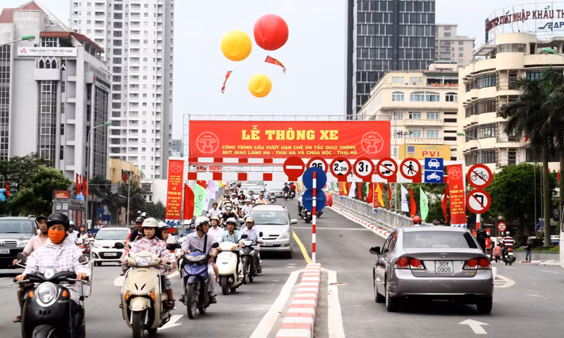 Sáng 26-4, hai cây cầu vượt thép tại nút giao thông Tây Sơn - Thái Hà và Láng Hạ - Huỳnh Thúc Kháng chính thức hoạt động