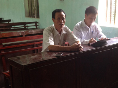 Bí thư Đảng ủy xã Đông Ninh (trái) trao đổi với PV Tiền Phong