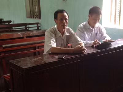 Bí thư Đảng ủy xã Đông Ninh (trái) trao đổi với PV Tiền Phong