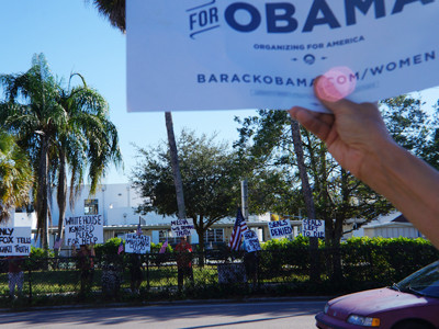 Những người phản đối yếu ớt bên kia đường. Ảnh: Trí Đường. Dòng người phản đối yếu ớt bên kia đường. Ảnh: Trí Đường