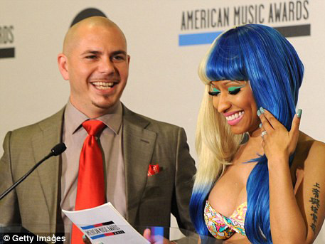 Nicki Minaj và rapper Pitbull trong buổi công bố đề cử