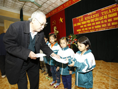 Bí thư Đoàn thanh niên Tập đoàn VNPT Phan Hoài Nam (trái) cùng lãnh đạo báo Tiền Phong, Tỉnh Đoàn Tuyên Quang và Xã đoàn Minh Thanh khai trương điểm truy cập internet tại CLB Thanh thiếu nhi Bản Dõn